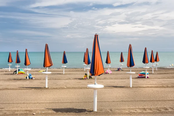 Sonnenschirme Strand in einem italienischen Strand geschlossen lizenzfreie Stockfotos