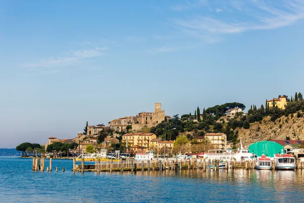 Een kleine en mooie middeleeuwse dorpje op Lake Trasimeno in Umb Stockfoto