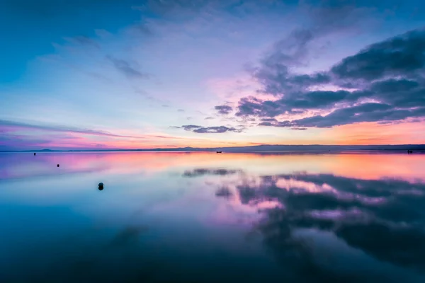 Lake Bolsena at sunset. — Stock Photo, Image