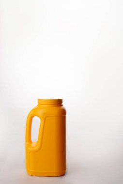 Sarı plastik kutu beyaz arkaplanda izole