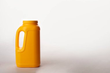 Sarı plastik kutu beyaz arkaplanda izole