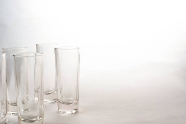 Beyaz arka planda izole edilmiş bir bardak viski ve brendi.