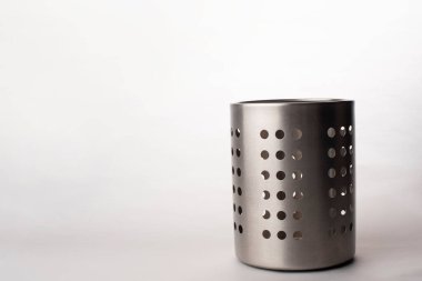 Mutfak gereçleri beyaz arkaplanda izole edilmiş bir kap tutucuda