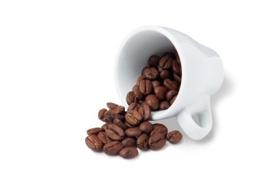 Beyaz yalan dağınık kahve çekirdekleri ile küçük Kupası