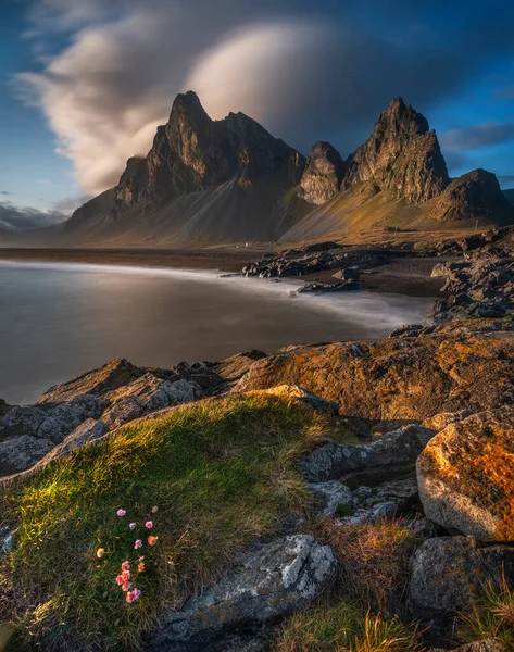 İzlanda 'daki Eystrahorn Dağı' nın uzun pozlama manzarası