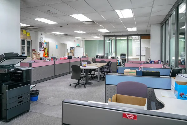 Shah Alam, Malezya - 29 Aralık 2020: Covid-19 salgınının ortasında Malezya 'nın Şah Alam kentinde kimliği belirsiz bir şirkette boş çalışma alanı. 