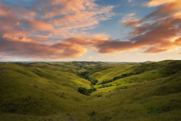 Sumba Adaları 'ndaki Wairinding Tepesi' nde gün batımında göz kamaştırıcı manzara