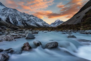 Yeni Zelanda 'daki aşçıya tepeden bakan Hooker Nehri' nde inanılmaz bir gün batımı.