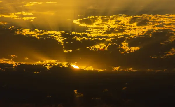 Een Gouden Zonsopgang Tussen Wolken Zomer — Stockfoto