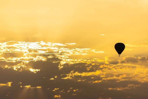 Een Heteluchtballon Lucht Met Oranje Zonsopgang Wolken — Stockfoto