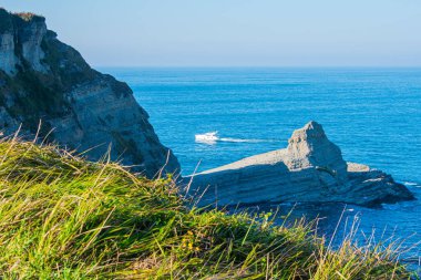 Uçurumlar arasında seyreden bir tekne.
