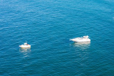 Bir körfeze yerleştirilmiş bir eğlence teknesi.