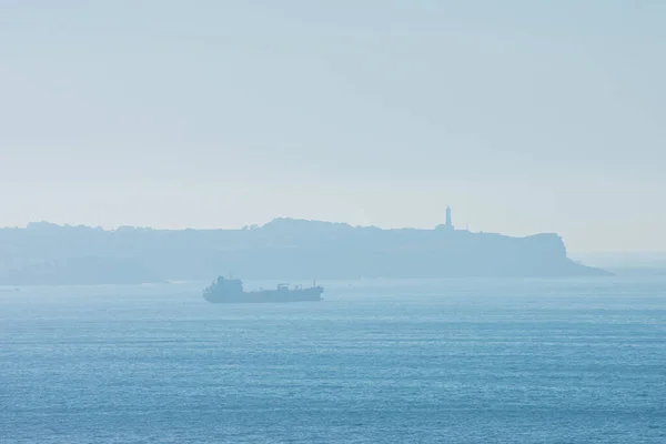 Φορτηγό Πλοίο Φάρο Στο Βάθος — Φωτογραφία Αρχείου