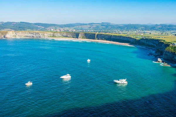 Barcos Recreio Estacionados Numa Baía Com Uma Praia Fundo — Fotografia de Stock
