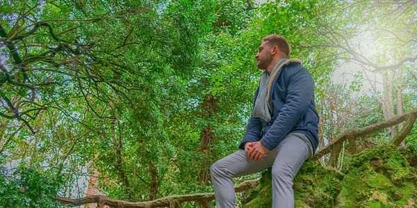 Joven Apoyado Barandilla Una Escalera Parque — Foto de Stock