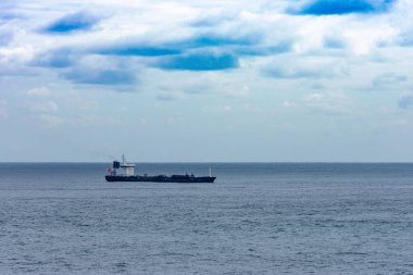 Açık denizlerde limana doğru giden bir kargo gemisi.