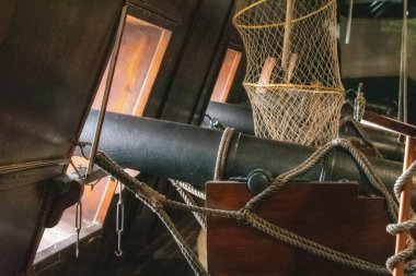 İspanyol kalyonunun içinde bir top yan görünümü