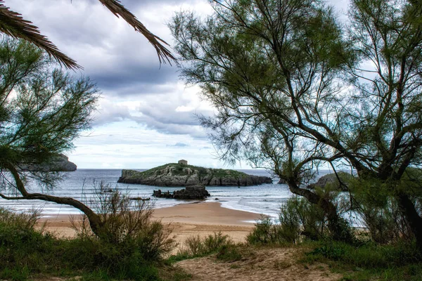 Hermosa Vista Islote Desde Playa Noja Cantabria España — Foto de Stock