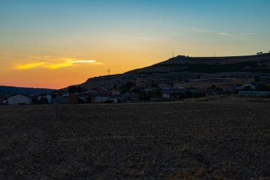 Gün batımında güzel bir çiftlik kasabası manzarası