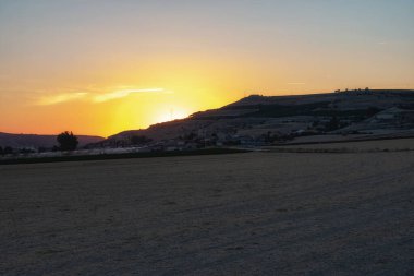 Gün batımında güzel bir çiftlik kasabası manzarası