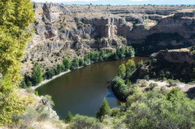 İspanya 'nın Segovia kentindeki Duraton Nehri' nin kıvrımlı kanyonu.