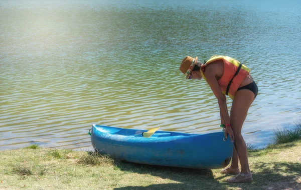 Woman Life Jacket Pushing Canoe Water — Stock Photo, Image