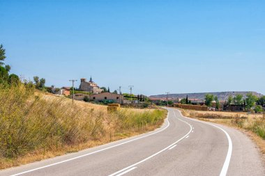 Ekin tarlalarından geçen eğrili boş bir yol
