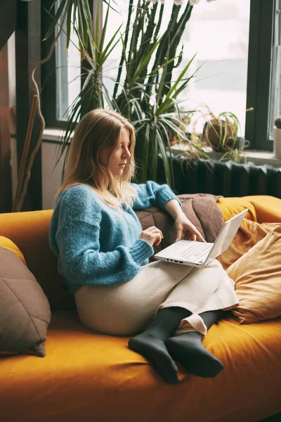 Young Woman Uses Laptop Checks Email News Online Sitting Sofa — Stock Photo, Image