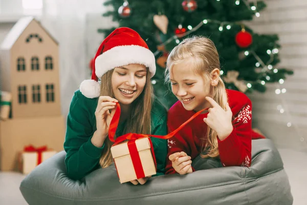 Dos Adolescentes Felices Hermosas Trajes Año Nuevo Abren Regalos Casa —  Fotos de Stock