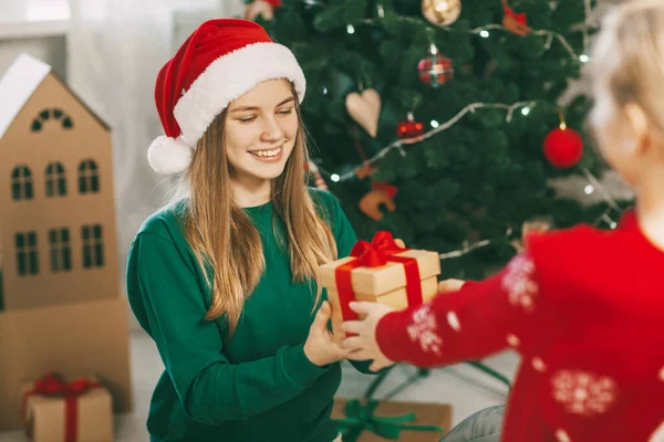 Dos Hermanas Felices Alegres Trajes Moda Año Nuevo Dan Regalos —  Fotos de Stock