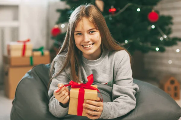 Hermosa Adolescente Abre Regalo Hecho Papel Kraft Atado Con Una —  Fotos de Stock