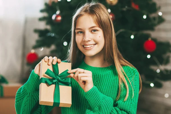 Hermosa Adolescente Abre Regalo Hecho Papel Kraft Atado Con Una —  Fotos de Stock