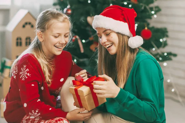 Dos Adolescentes Felices Hermosas Trajes Año Nuevo Abren Regalos Casa —  Fotos de Stock