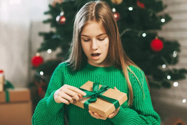 Una Hermosa Chica Con Una Cara Sorprendida Abre Regalo Papel —  Fotos de Stock