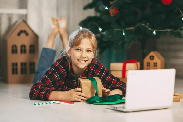 Una Niña Feliz Abre Regalo Bajo Árbol Navidad Casa Comunica —  Fotos de Stock