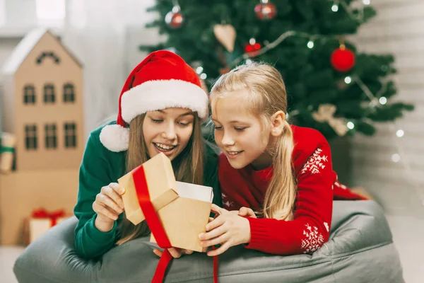 Due Ragazze Adolescenti Felici Belle Nei Vestiti Anno Nuovo Aprono — Foto Stock