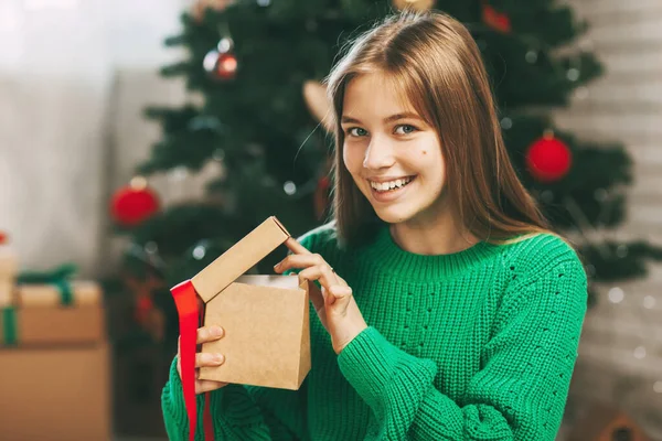 Hermosa Adolescente Abre Regalo Hecho Papel Kraft Atado Con Una —  Fotos de Stock