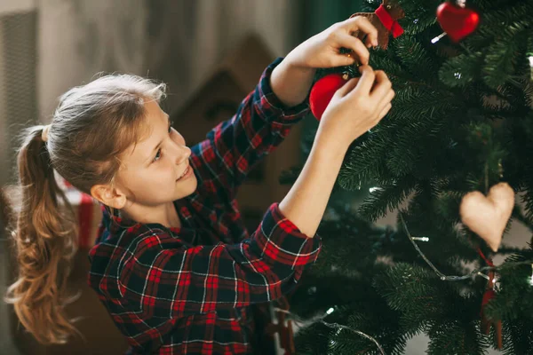 Piccola Bionda Felice Nei Vestiti Domestici Anno Nuovo Decora Albero — Foto Stock