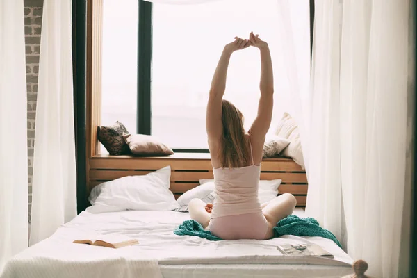 Uma Linda Garota Senta Cama Manhã Cedo Estende Depois Acordar — Fotografia de Stock