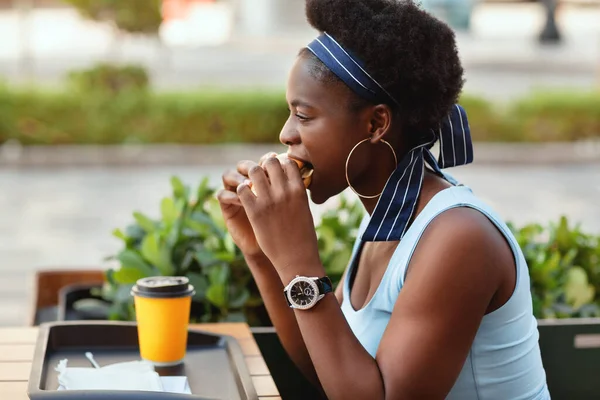 Mulher africana bonito almoçar ao ar livre no café da cidade. — Fotografia de Stock