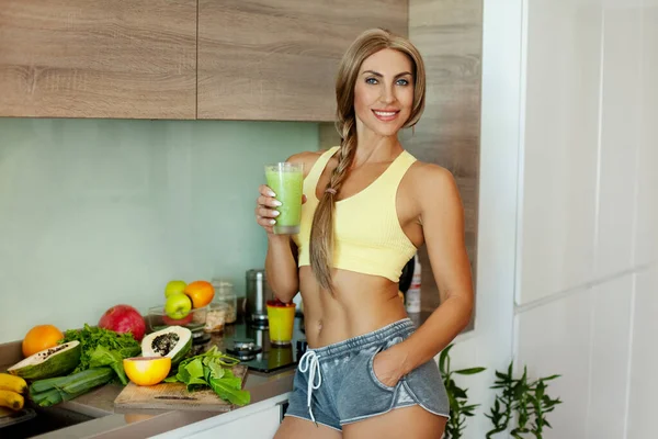 Štíhlá dívka pije k snídani zelený detoxikační koktejl. Koncept zdravého stravování. Zdraví, sport, fitness-výživa — Stock fotografie