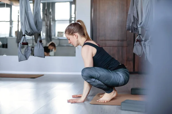 Młoda dziewczyna praktykuje jogę w Studio.Koncepcja zdrowego stylu życia. Widok z boku, miejsce na tekst — Zdjęcie stockowe