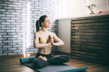 Güzel bir kız lotus pozisyonunda oturur ve meditasyon yapar. Yoga, fitness, meditasyon. Sağlıklı Yaşam Tarzı Konsepti