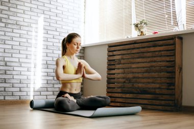 Güzel bir kız lotus pozisyonunda oturur ve meditasyon yapar. Yoga, fitness, meditasyon. Sağlıklı Yaşam Tarzı Konsepti