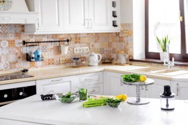 Mutfaktaki masada taze organik sebzeler ve limonlar var. Yeşil detoks smoothie yapmak için gerekenler