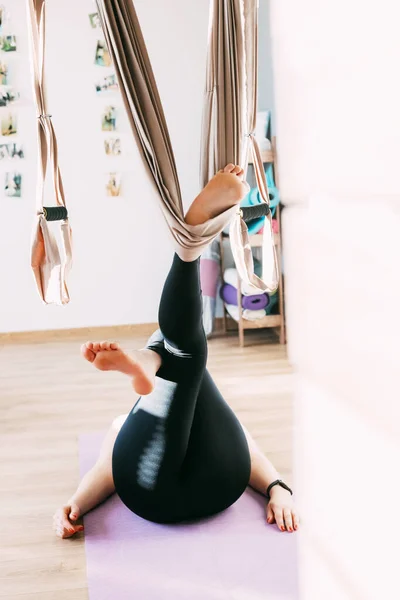 Close-up das pernas de uma menina praticando aero ioga. Fitness, esportes, ioga. Conceito de estilo de vida saudável — Fotografia de Stock