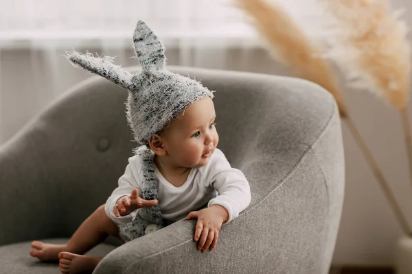 子供で面白いですイースターウサギの衣装で椅子に座って笑い — ストック写真