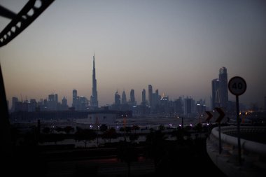 Dubai, BAE, Mayıs 2021, Meydan Köprüsü 'nden Dubai' ye ışık olmadan manzara, Burj Khalifa manzarası