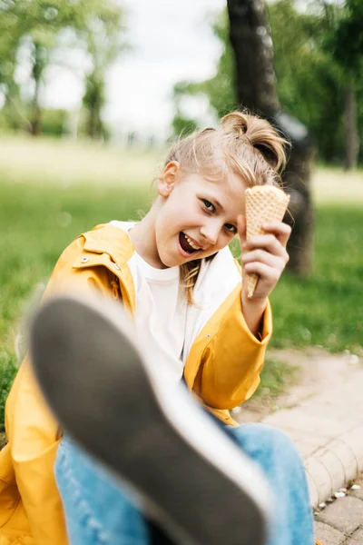 Retrato de uma adolescente loira engraçada com sorvete em uma caminhada no parque. Criança ao ar livre — Fotografia de Stock