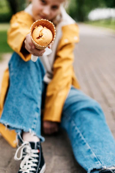 Gelado close-up nas mãos da menina. Criança ao ar livre — Fotografia de Stock